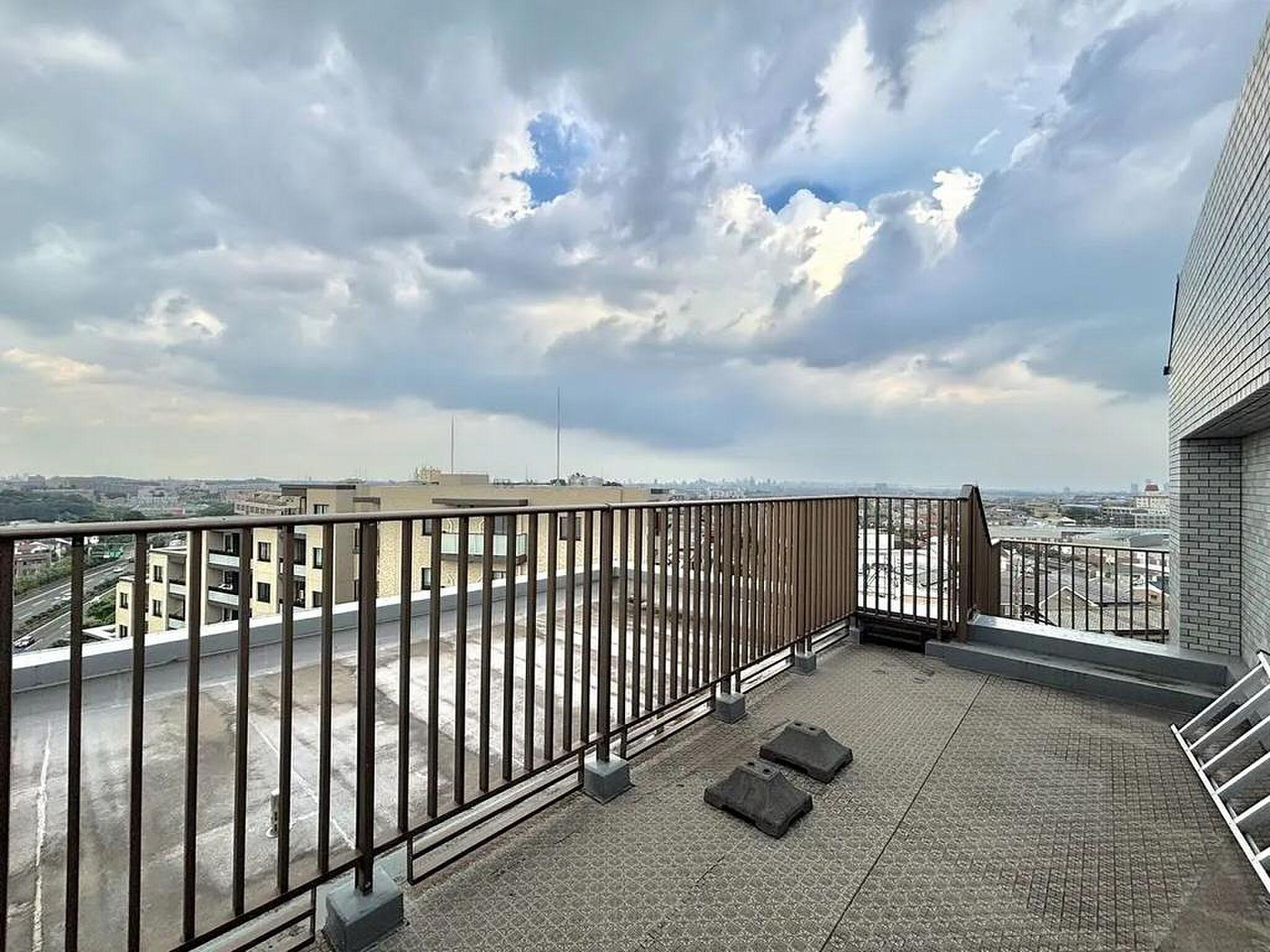 7階建ての最上階、東向き。空と街の輪郭がそのまま視界に入る屋外の間