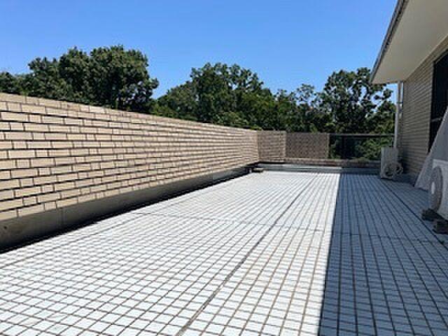 約26㎡のタイル平場に椅子を出すだけで、伊豆の空と緑が自分の庭になる