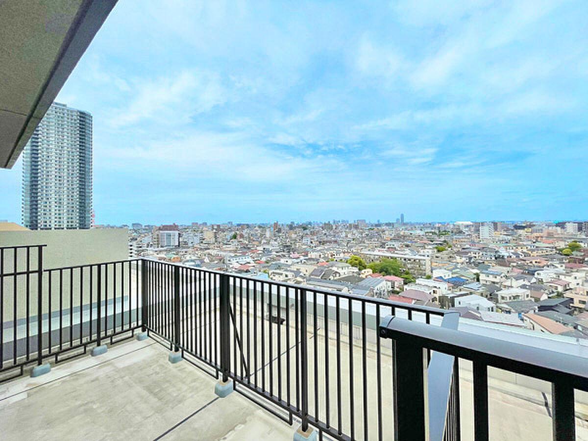 11階・最上階角部屋。街並みの先まで見晴らす、空に近い屋外リビング