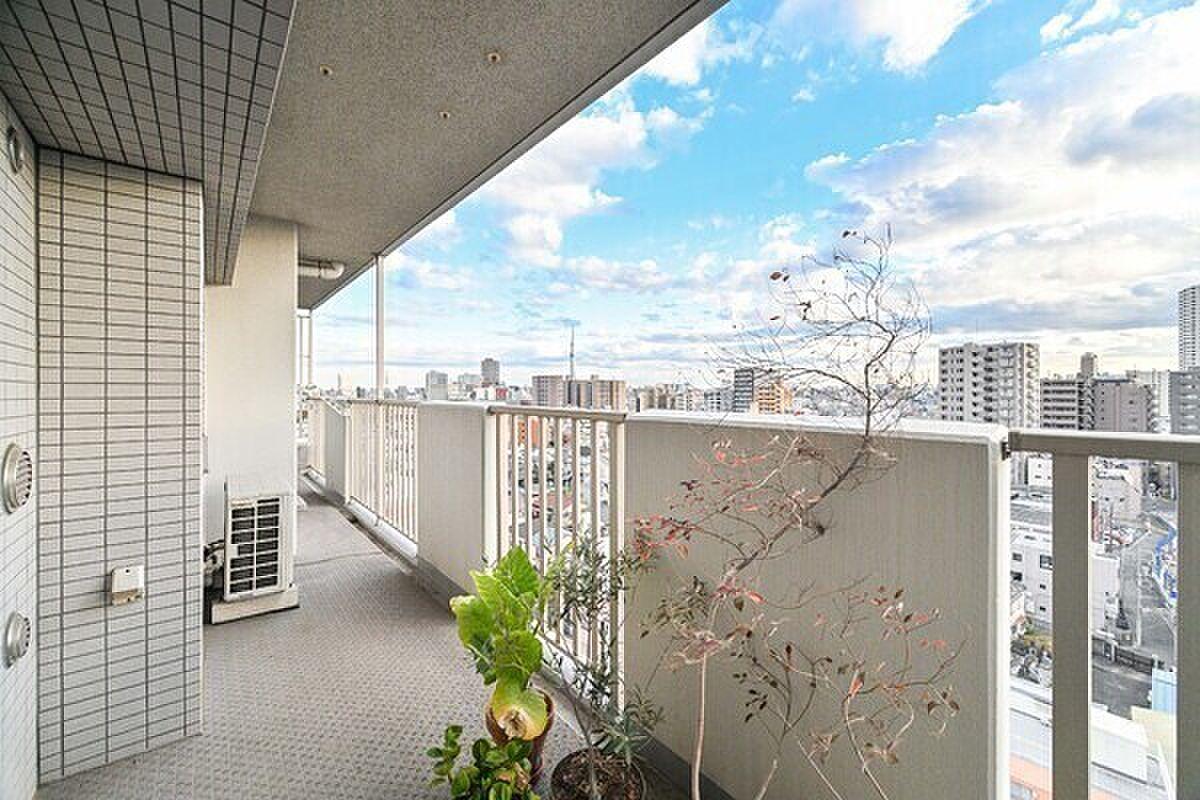 11階の南東角、空と街並みを見渡しながら朝のコーヒーを