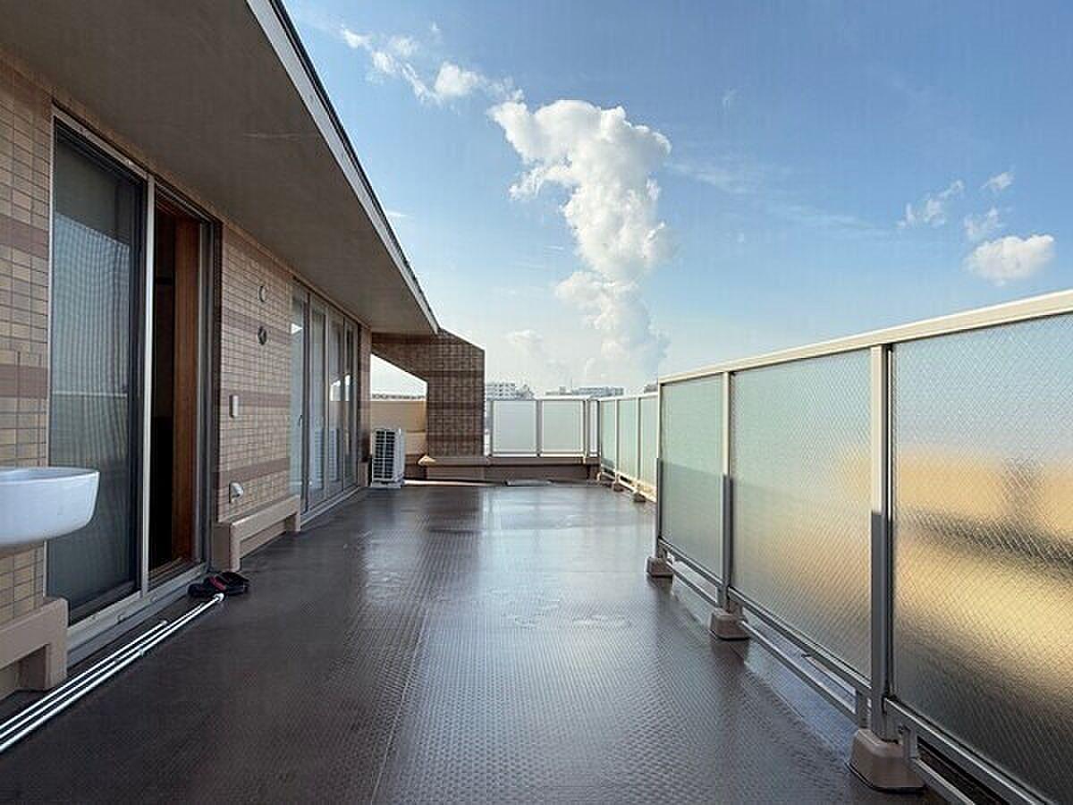 雲がゆっくり流れていくのを、洗濯物を干しながら見上げる細長い屋上時間
