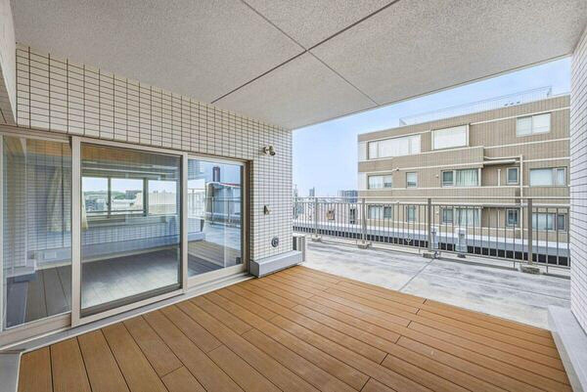 ウッドデッキから空へ、リビングの続きに屋外の居場所がある暮らし
