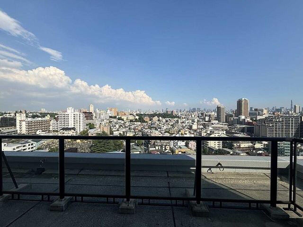 16階の空の下、街の輪郭がどこまでも続く広い屋根の上