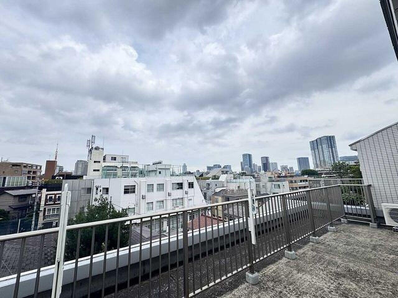 東京タワーと高層ビル群を borrowed view にする、35㎡の空の平場