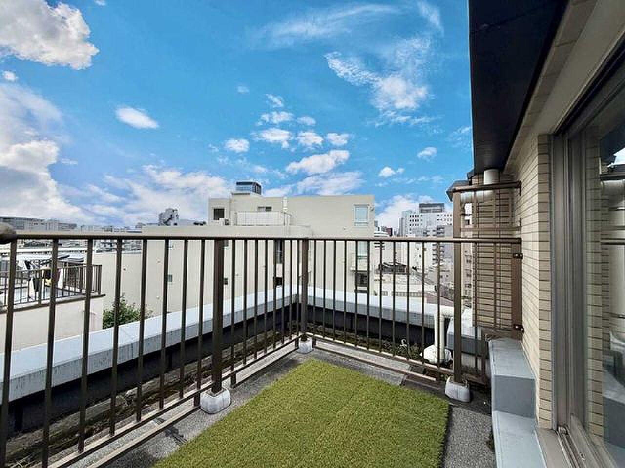 最上階・四方角部屋。神楽坂上の空を、三方のバルコニーで受け止める暮らし