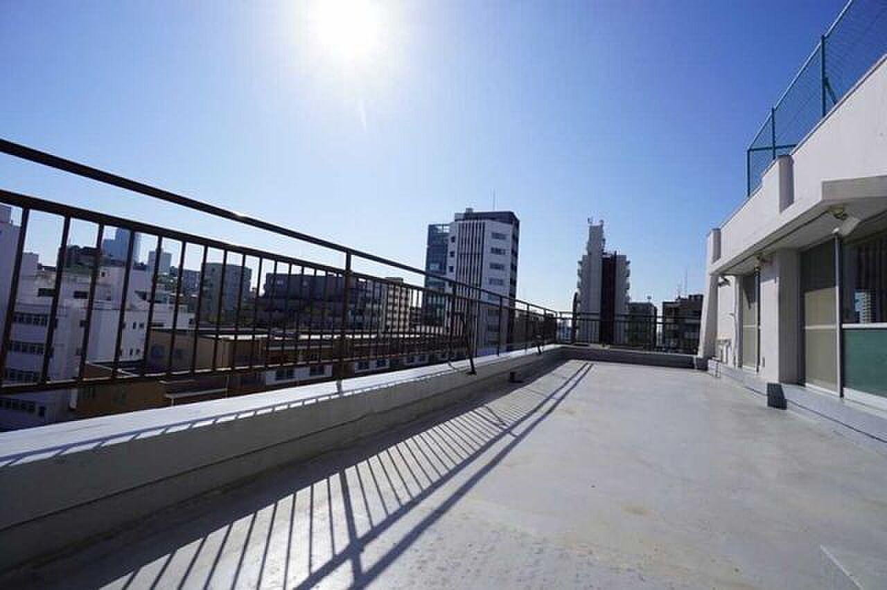 最上階7階、約39㎡の空。代官山の街並みを手すり越しに独り占めする南向きルーフバルコニー