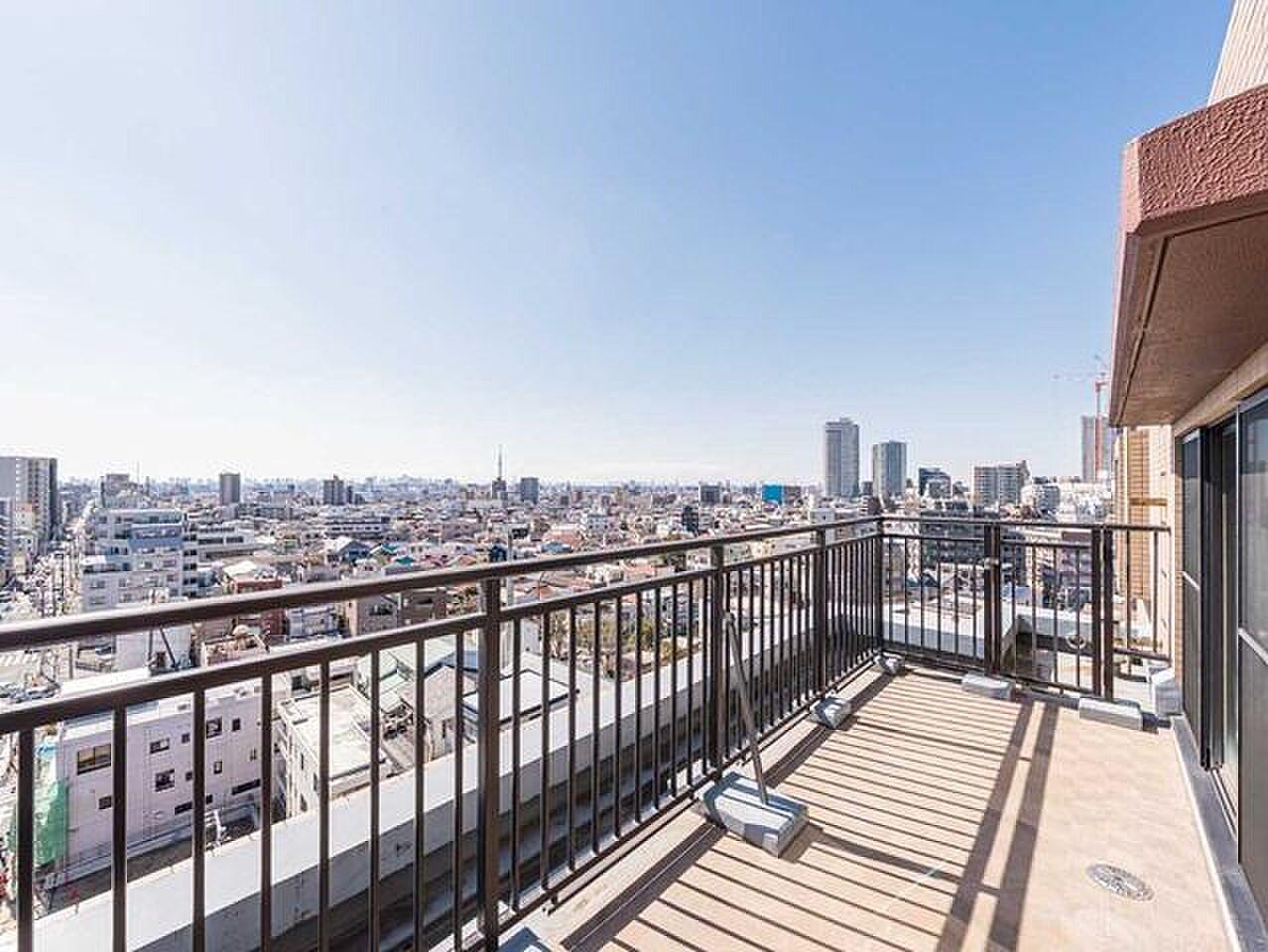 最上階10階、街の屋根の上に伸びる26㎡のデッキ