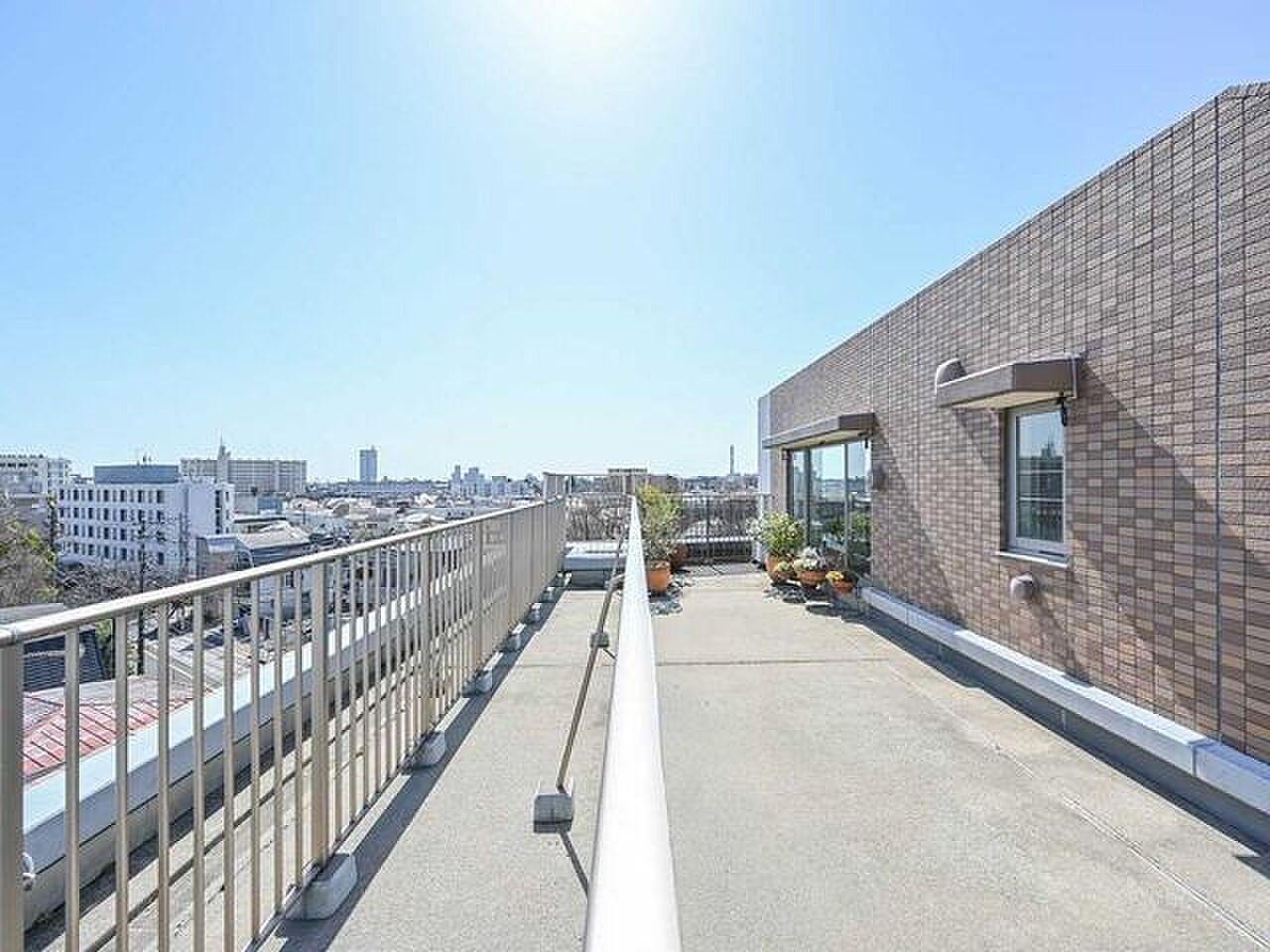 6階建ての最上階、53.4㎡の屋上を独り占めして空とまちを見渡す暮らし