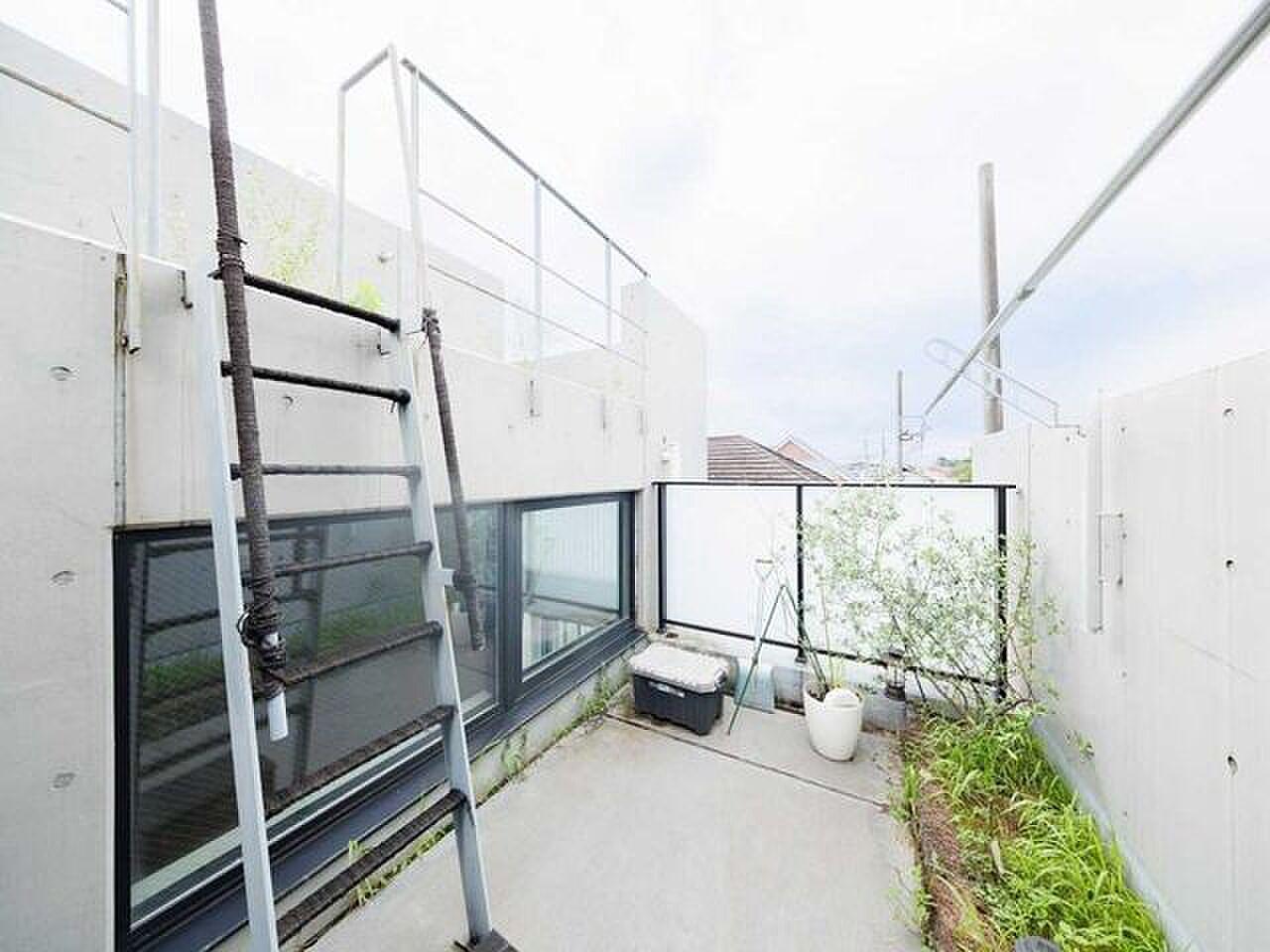 地下から屋根まで、5層を上り下りして暮らす家