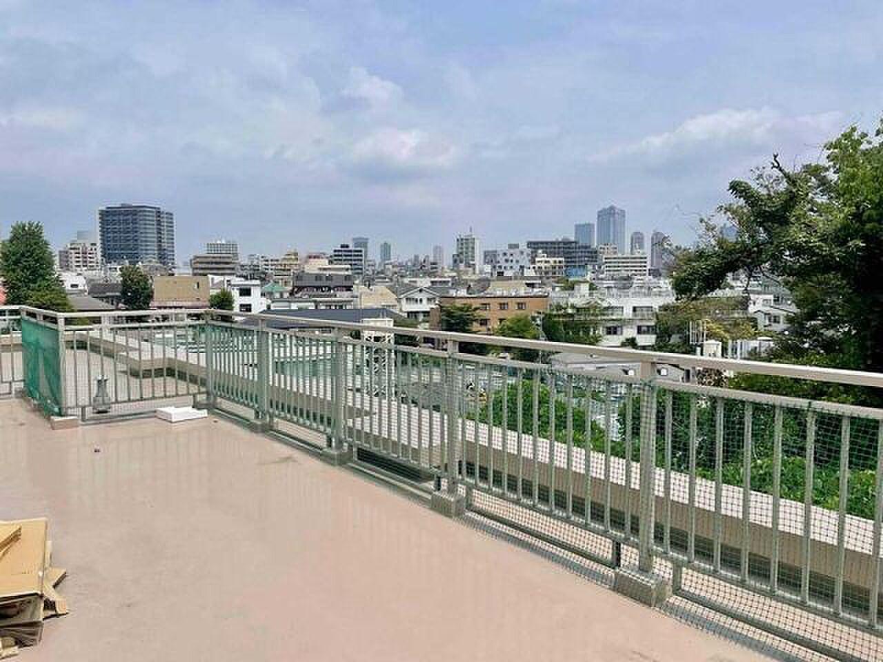 街の稜線と斜面の緑、両方を独り占めできる38㎡の空の平場