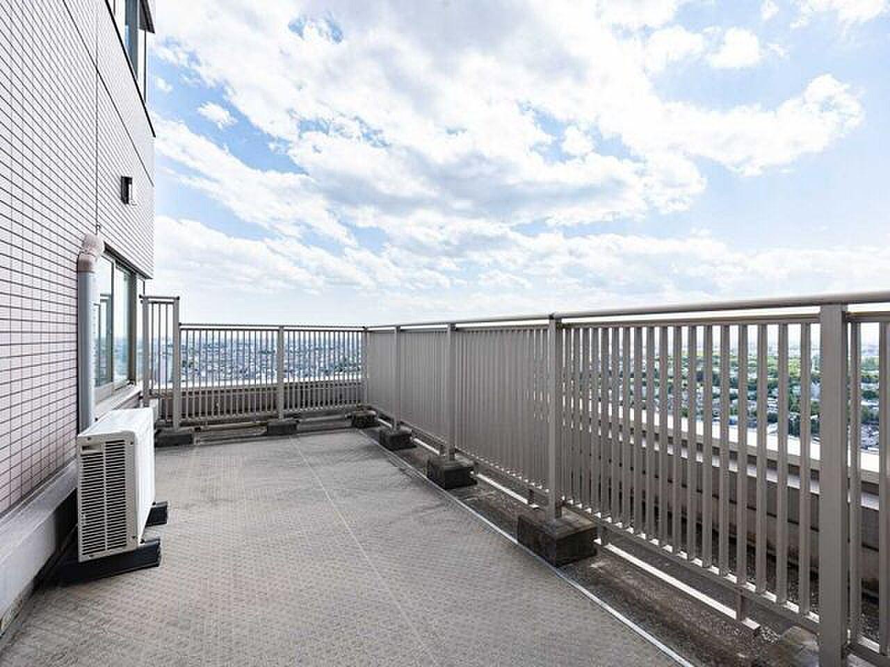 27階、雲と同じ高さに続く細長い屋外の道