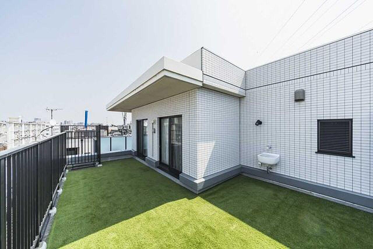 人工芝の平場に出て、洗濯物も遊びも一気にひろがる5階の余白