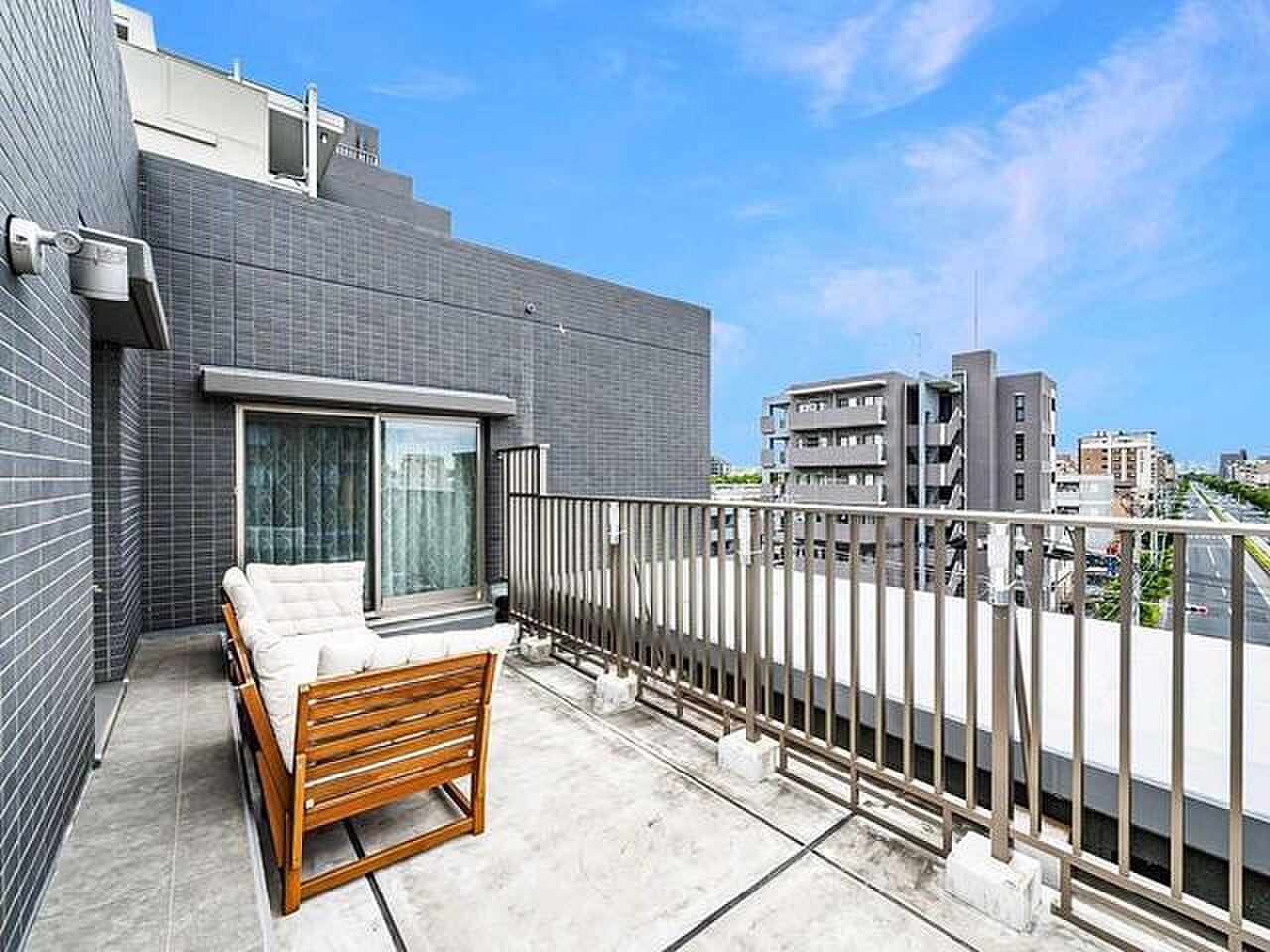 5階・三方向に開けた角部屋、屋外にソファを置いて過ごす西向きのひととき
