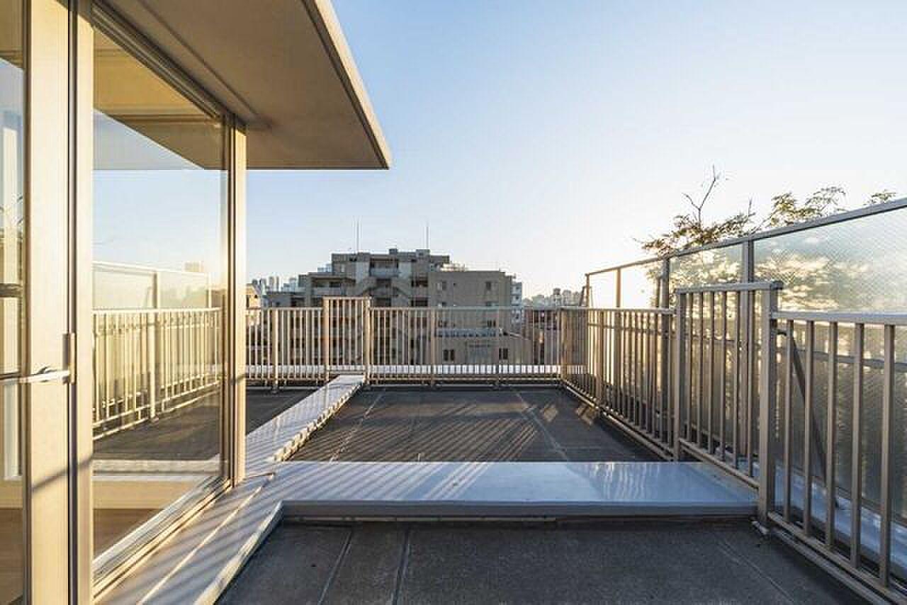 25㎡の平場に、夕暮れの空がそのまま降りてくる