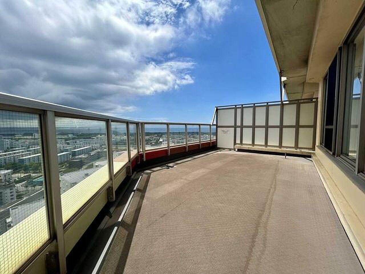 20階、30㎡の平場。空と街並みが手すりの向こうまで続く