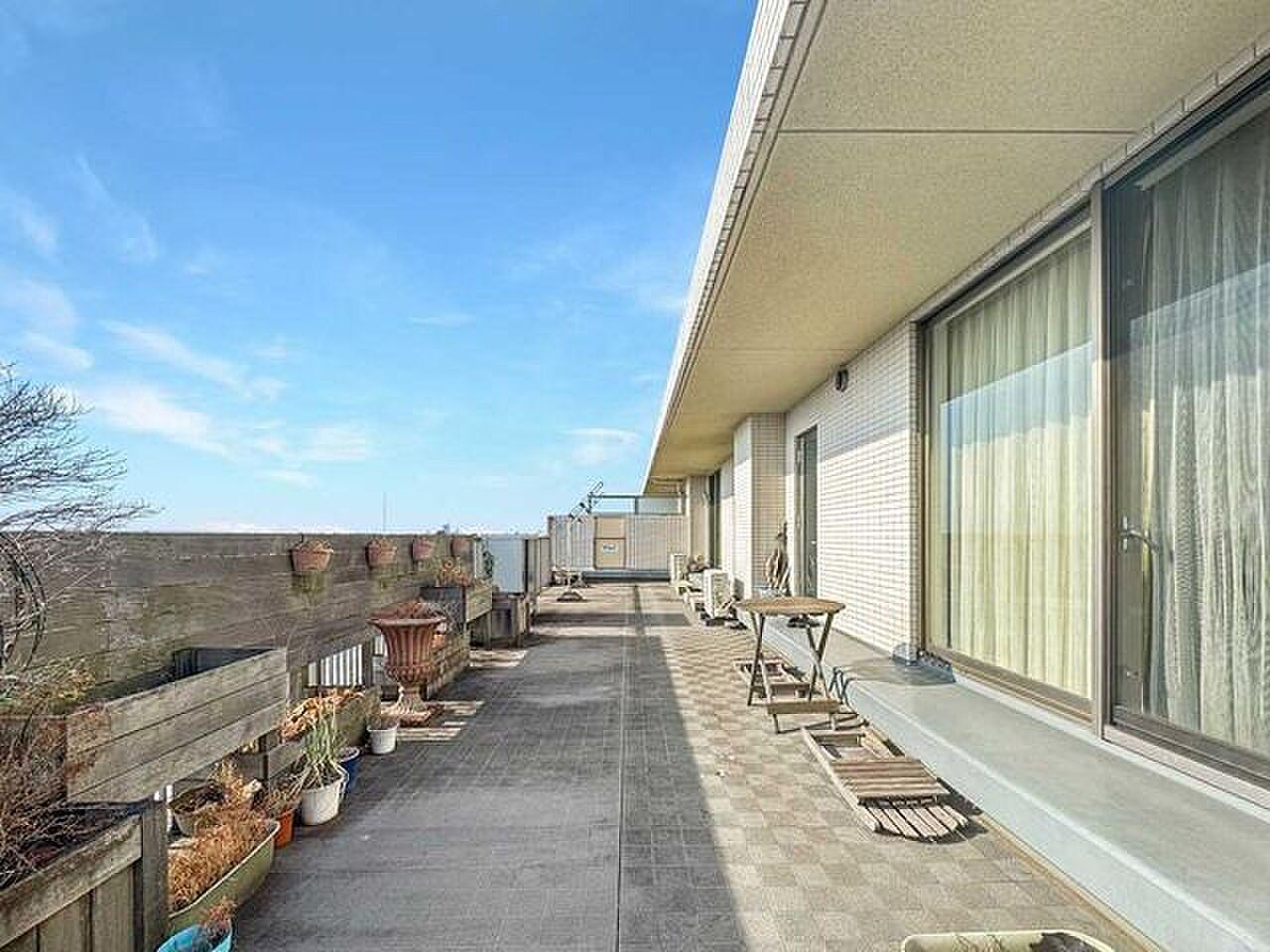 空を独り占めする、91㎡の屋上の庭