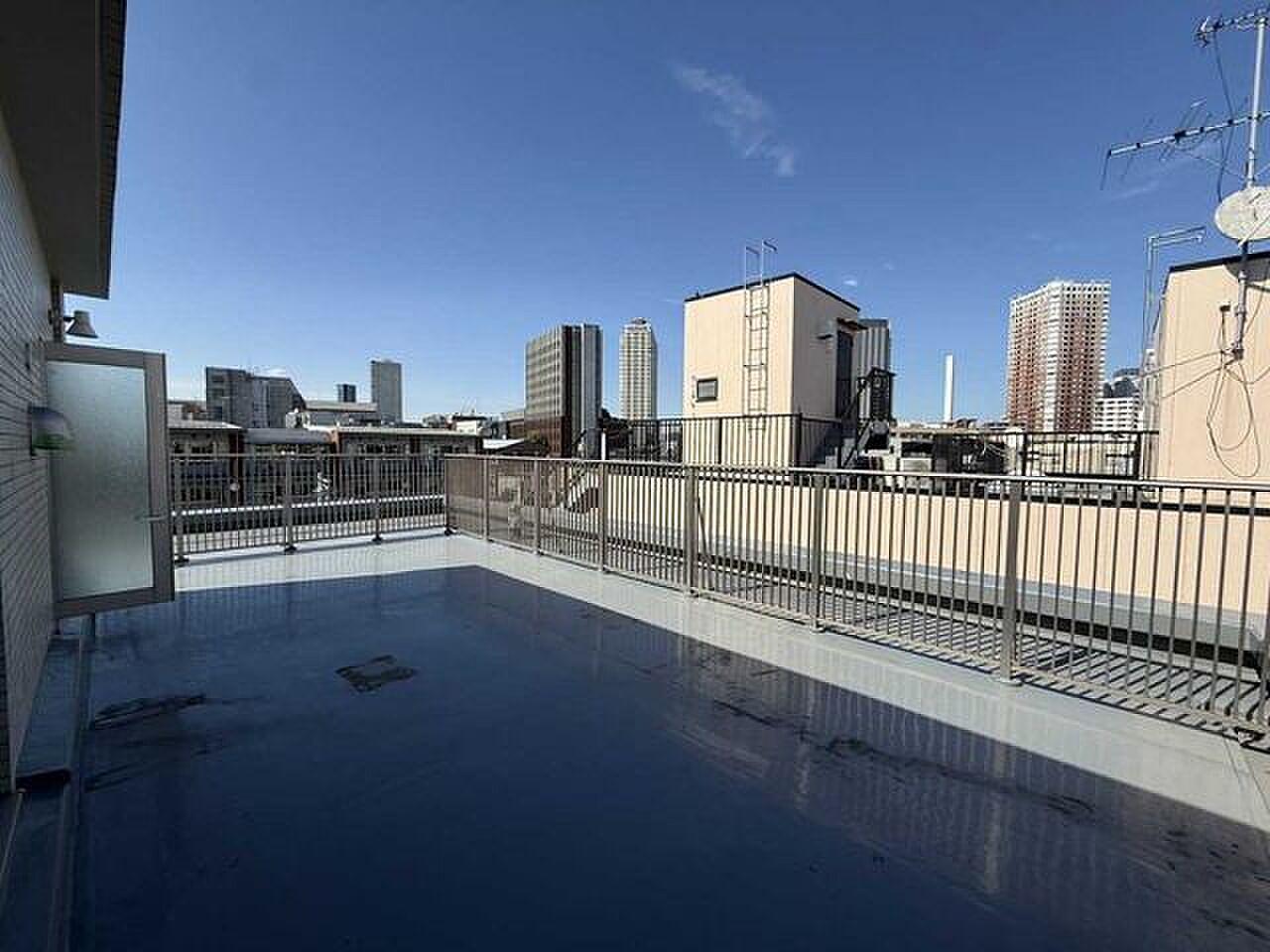 池袋まで徒歩9分、最上階の空をぐるりと独り占めする三方角住戸