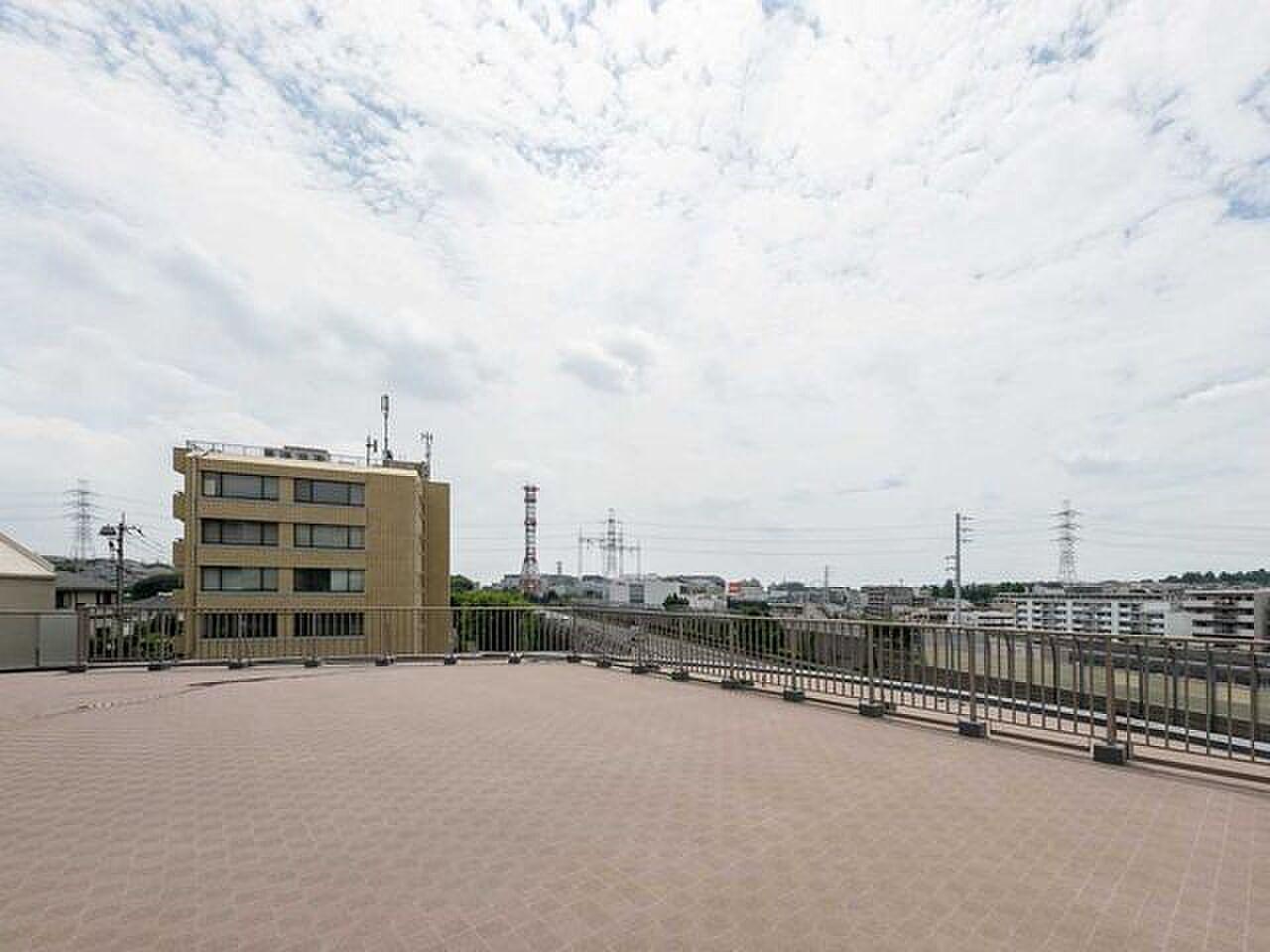 駅から2分、8階の空の上に広がる約118㎡の平場。ここから一日が始まる