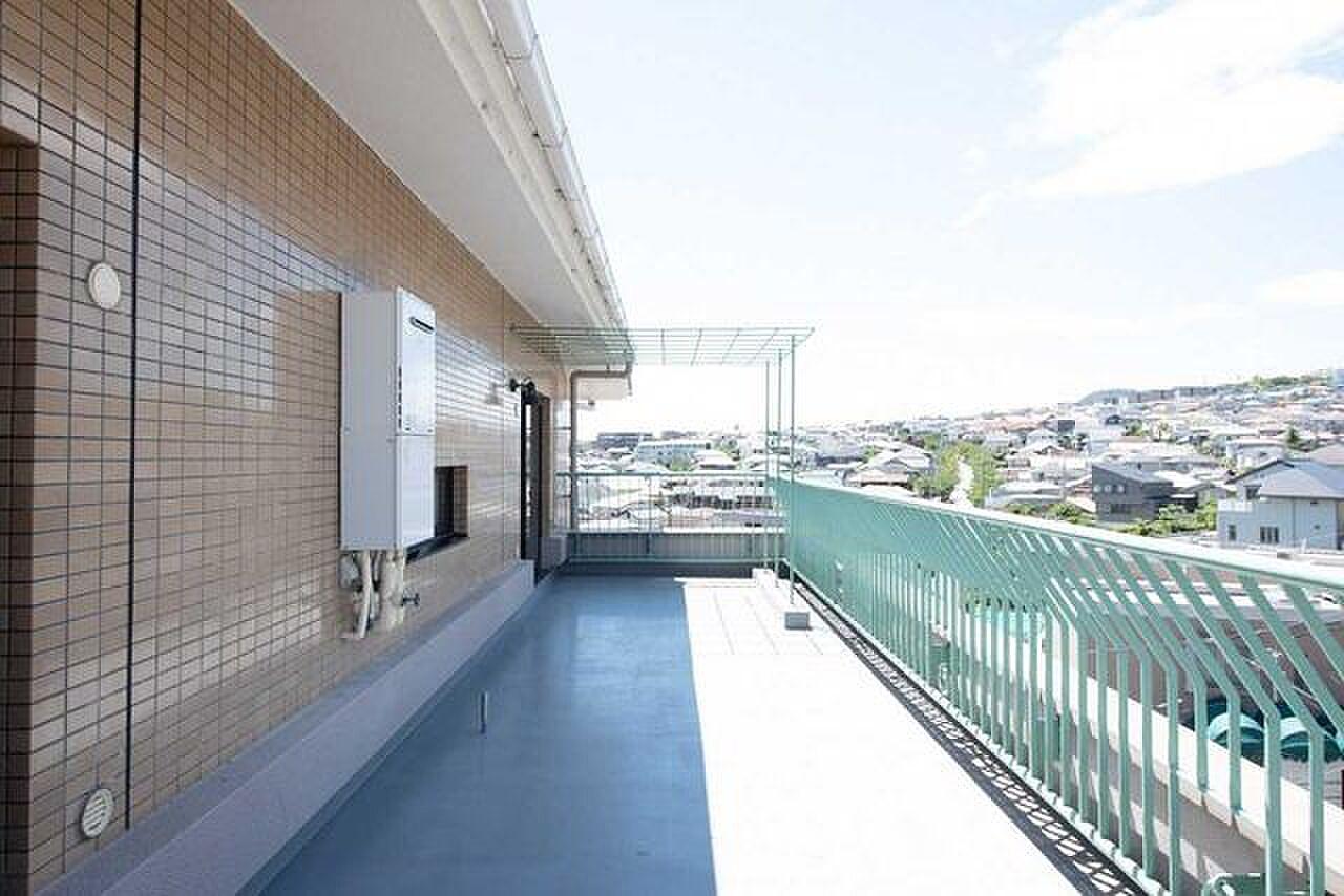 最上階ワンフロア、空へ続く細長い屋外の道