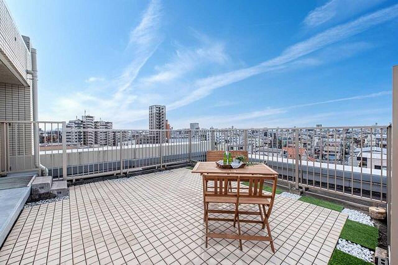 名古屋の街並みを見渡しながら、空の下でコーヒーを一杯