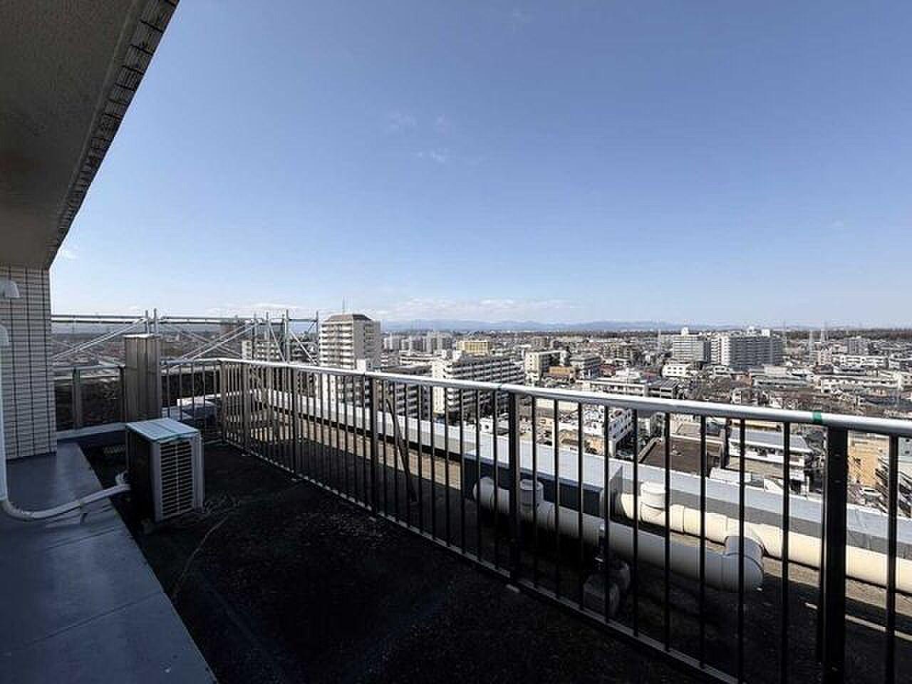 13階、南西角。目の前に高い建物のない空を約20㎡のルーフバルコニーで受け止める暮らし