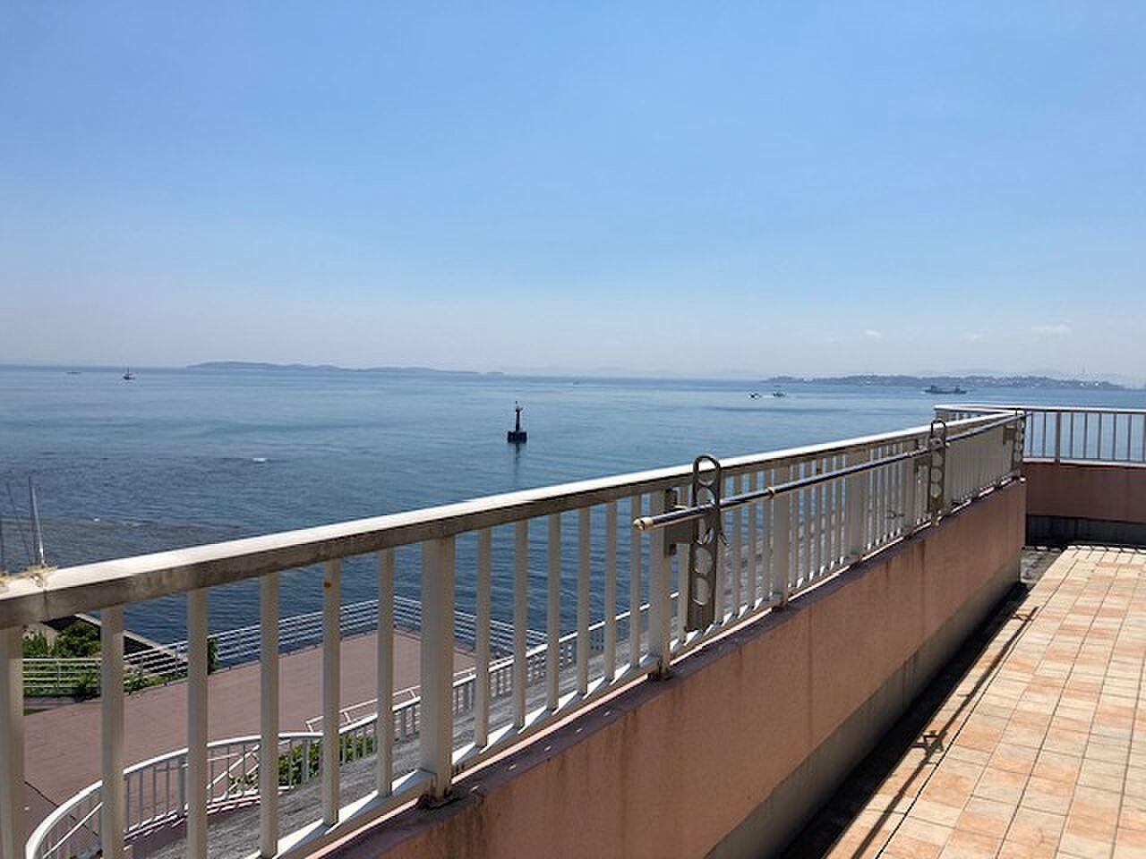 手すりの向こうは、ずっと海。約30㎡のルーフガーデンで過ごす休日
