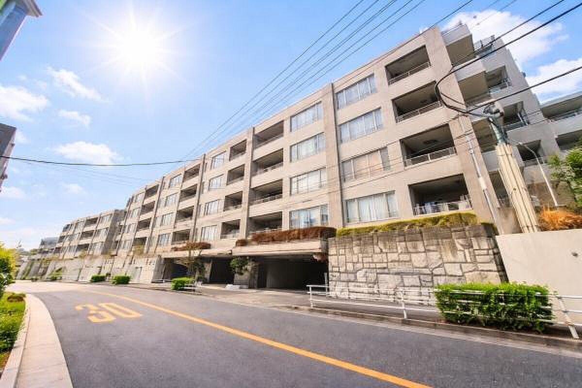 最上階角住戸、94㎡超のルーフバルコニーが空へそのまま続く