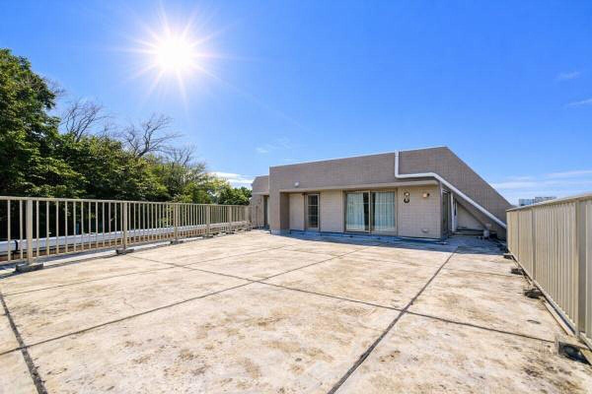 最上階角住戸、94㎡超のルーフバルコニーが空へそのまま続く