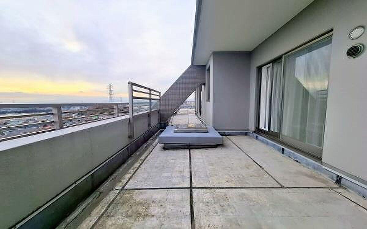 最上階角住戸、94㎡超のルーフバルコニーが空へそのまま続く