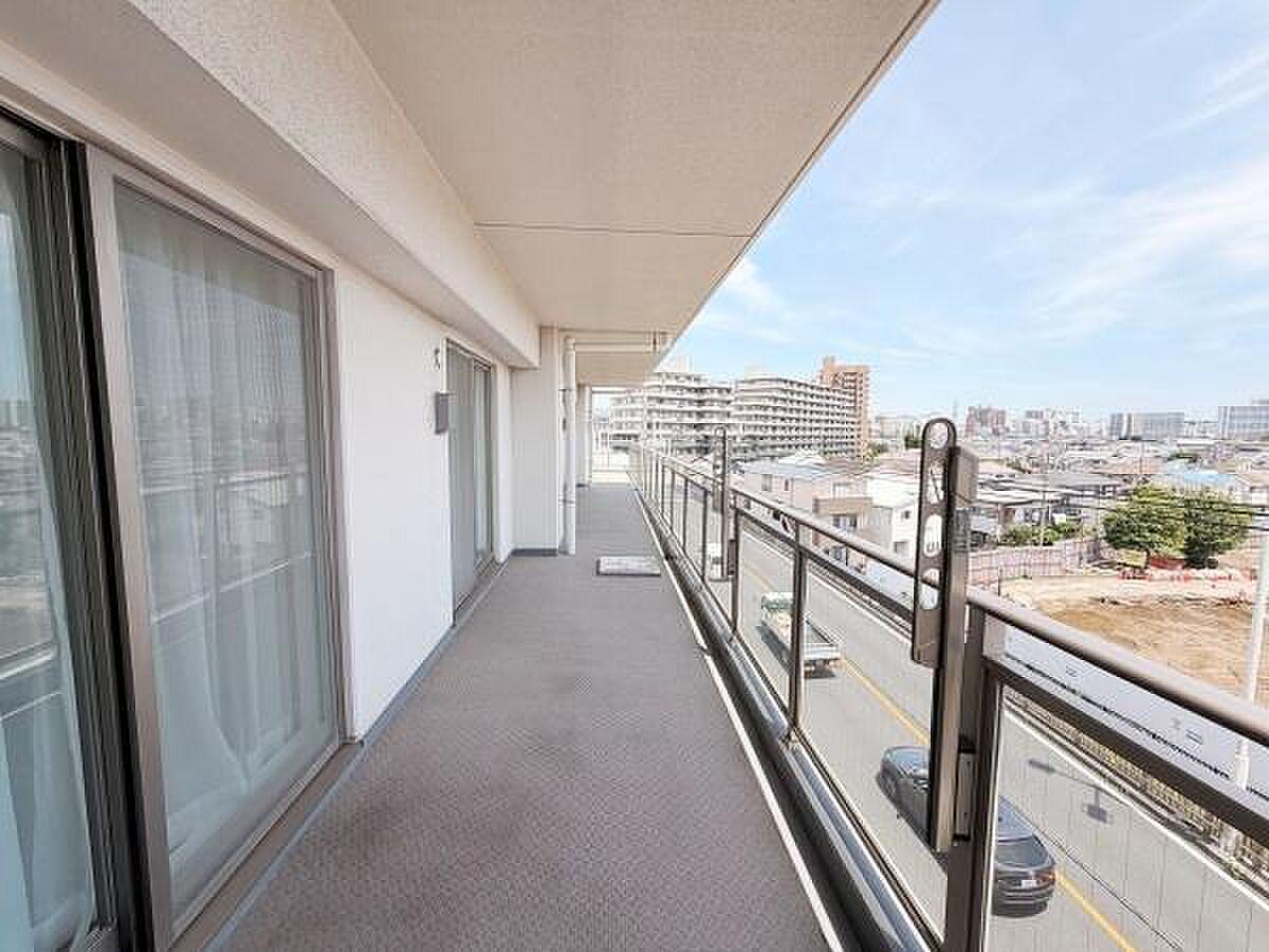 最上階、住戸をぐるりと囲む36.8㎡の空。3方向に出られる屋外リビングが日常になる