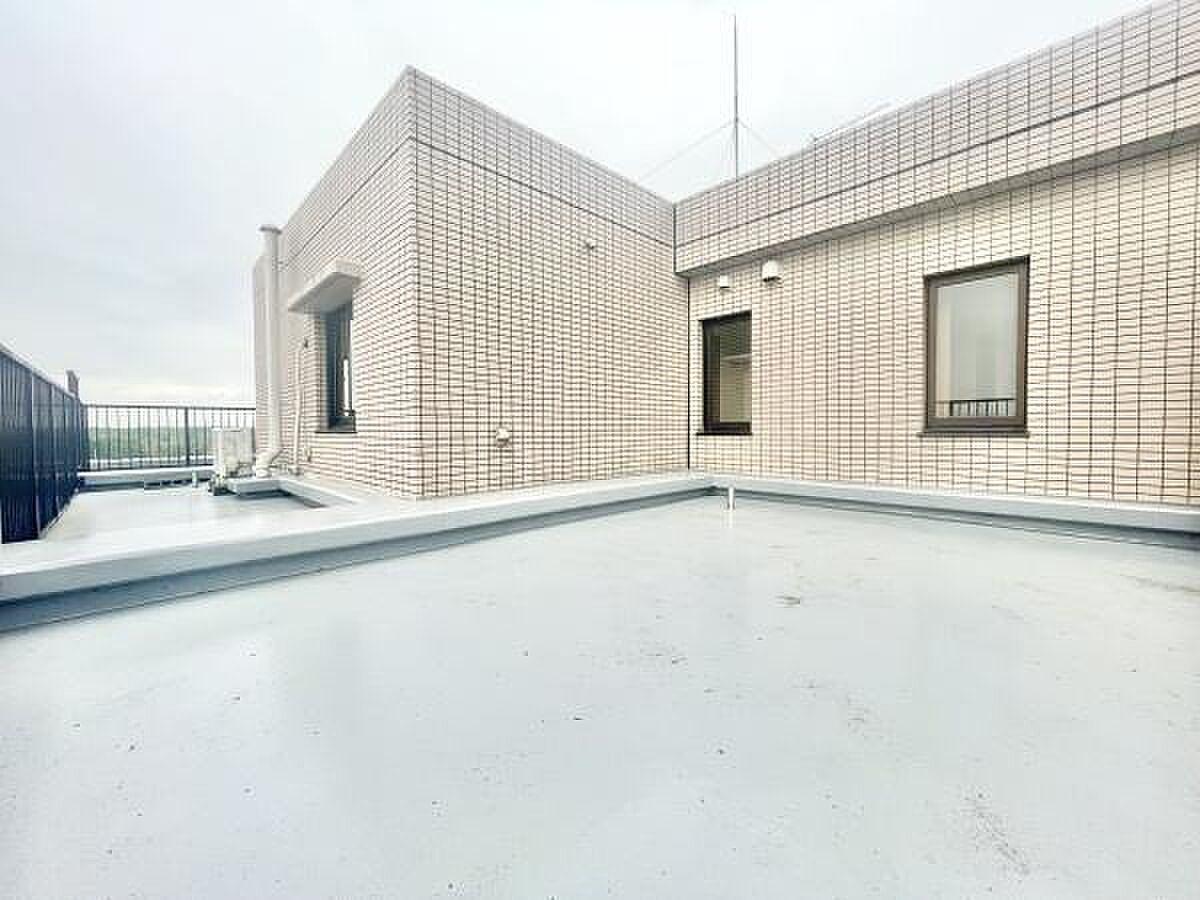 8階建ての最上階、空だけが隣にある約39㎡の屋外リビング