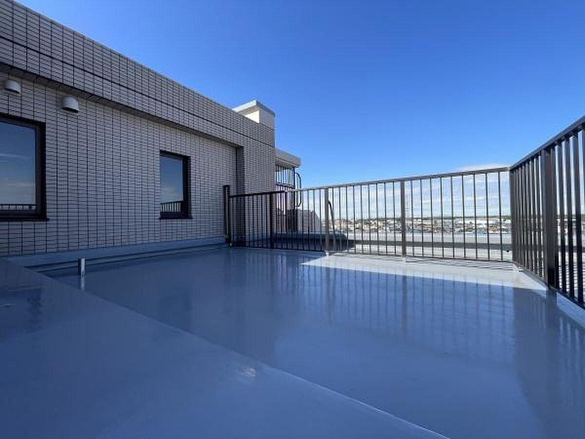 8階建ての最上階、空だけが隣にある約39㎡の屋外リビング