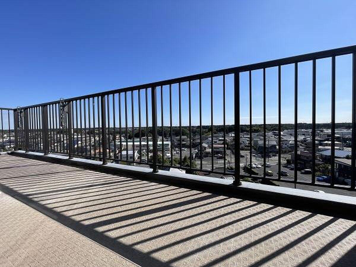 8階建ての最上階、空だけが隣にある約39㎡の屋外リビング