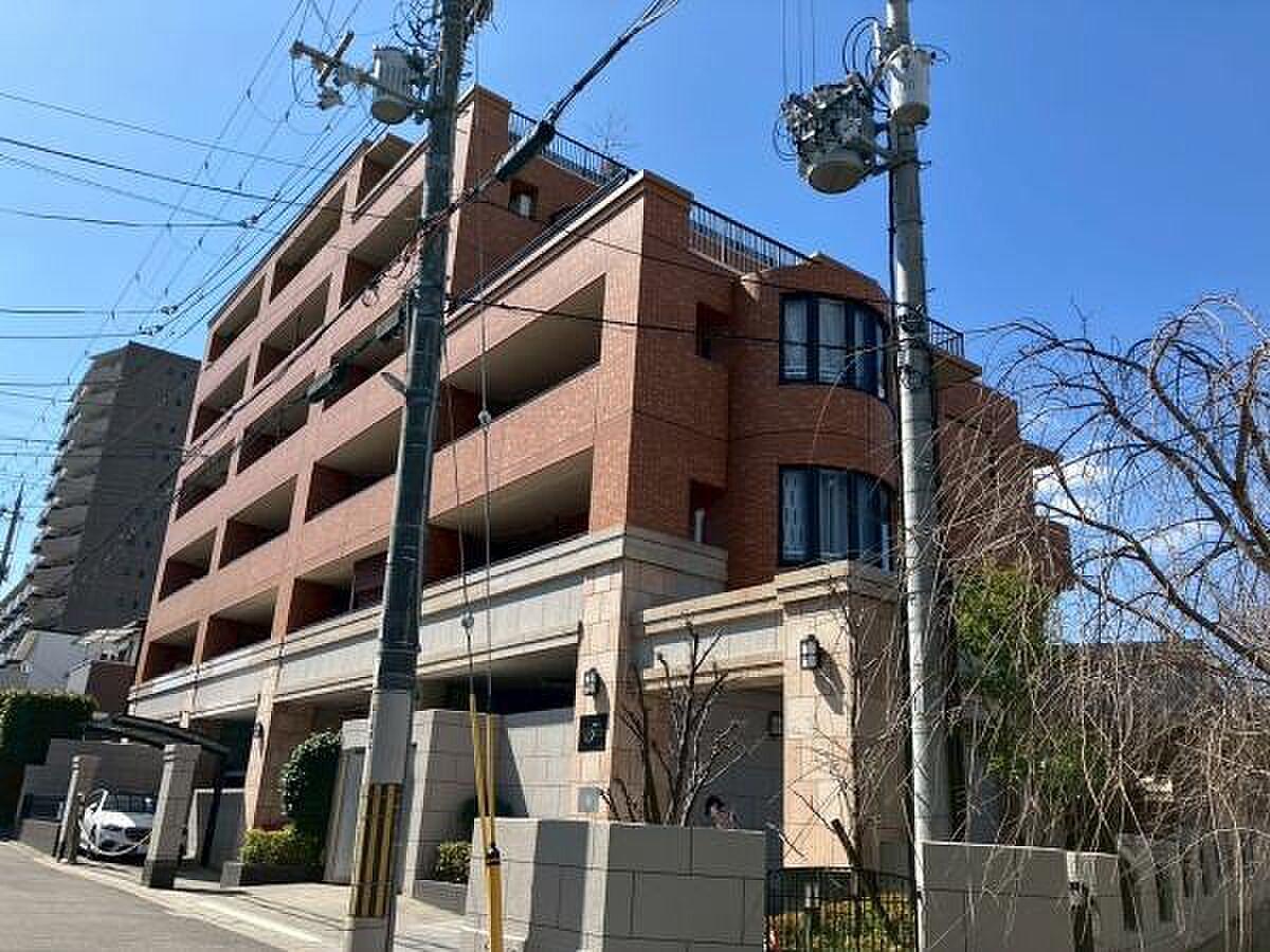 71㎡超の屋外リビング。青空とレンガの壁に囲まれて、街の上でひと息つく