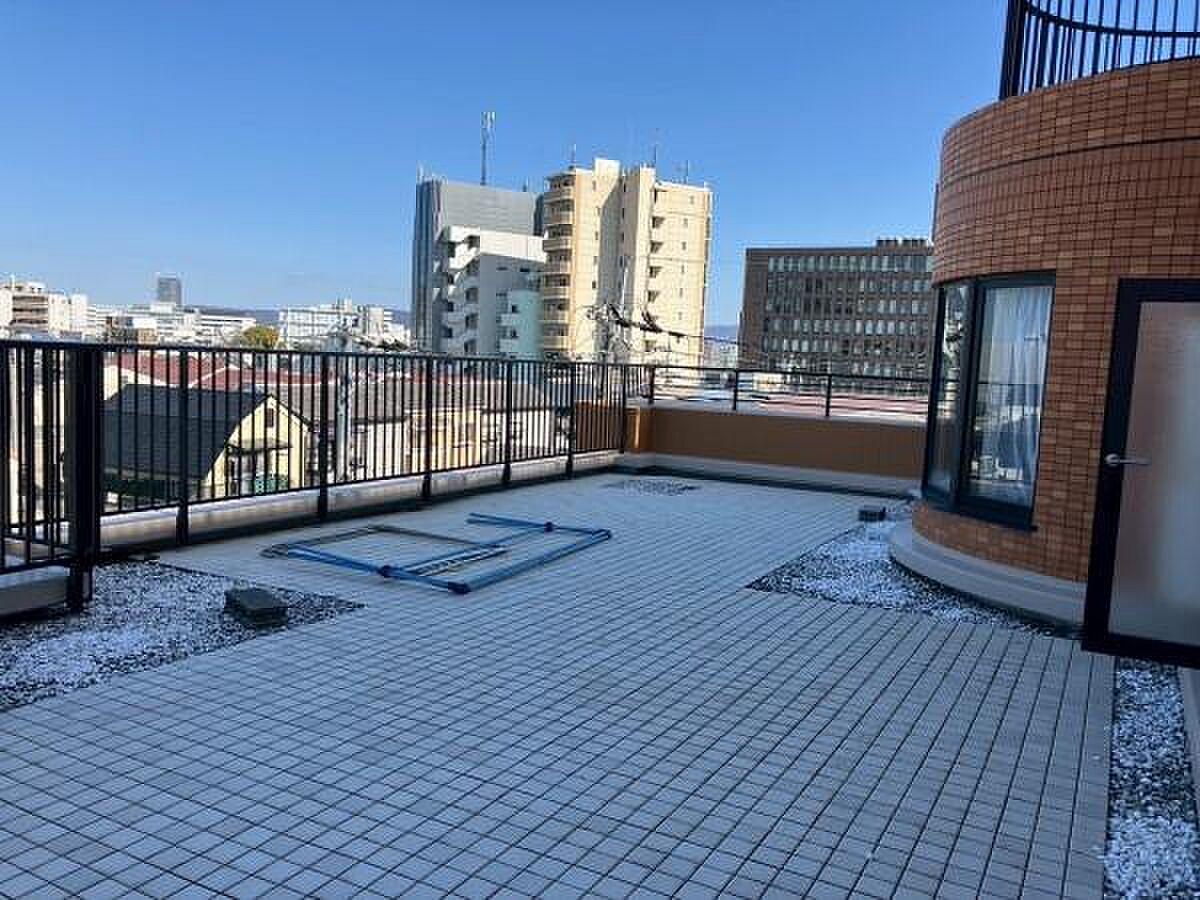71㎡超の屋外リビング。青空とレンガの壁に囲まれて、街の上でひと息つく
