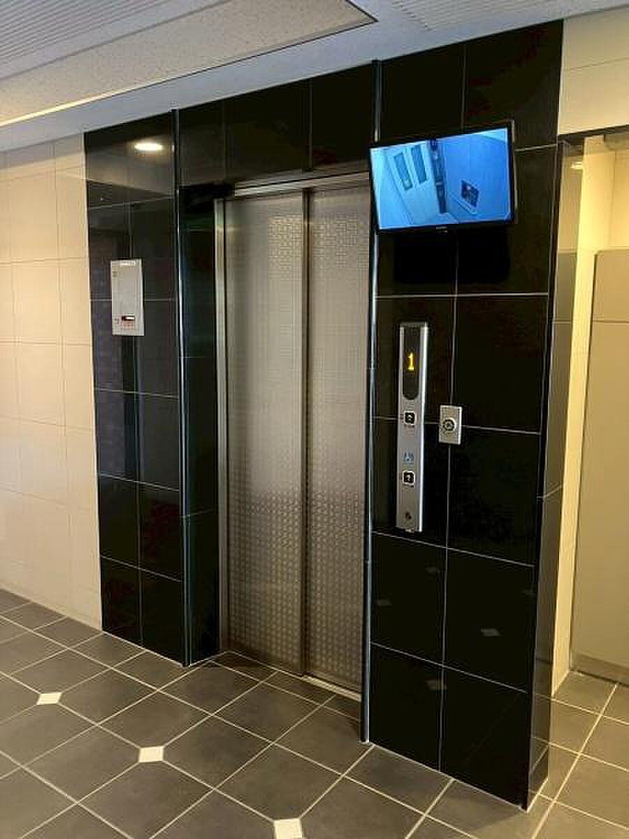 71㎡超の屋外リビング。青空とレンガの壁に囲まれて、街の上でひと息つく