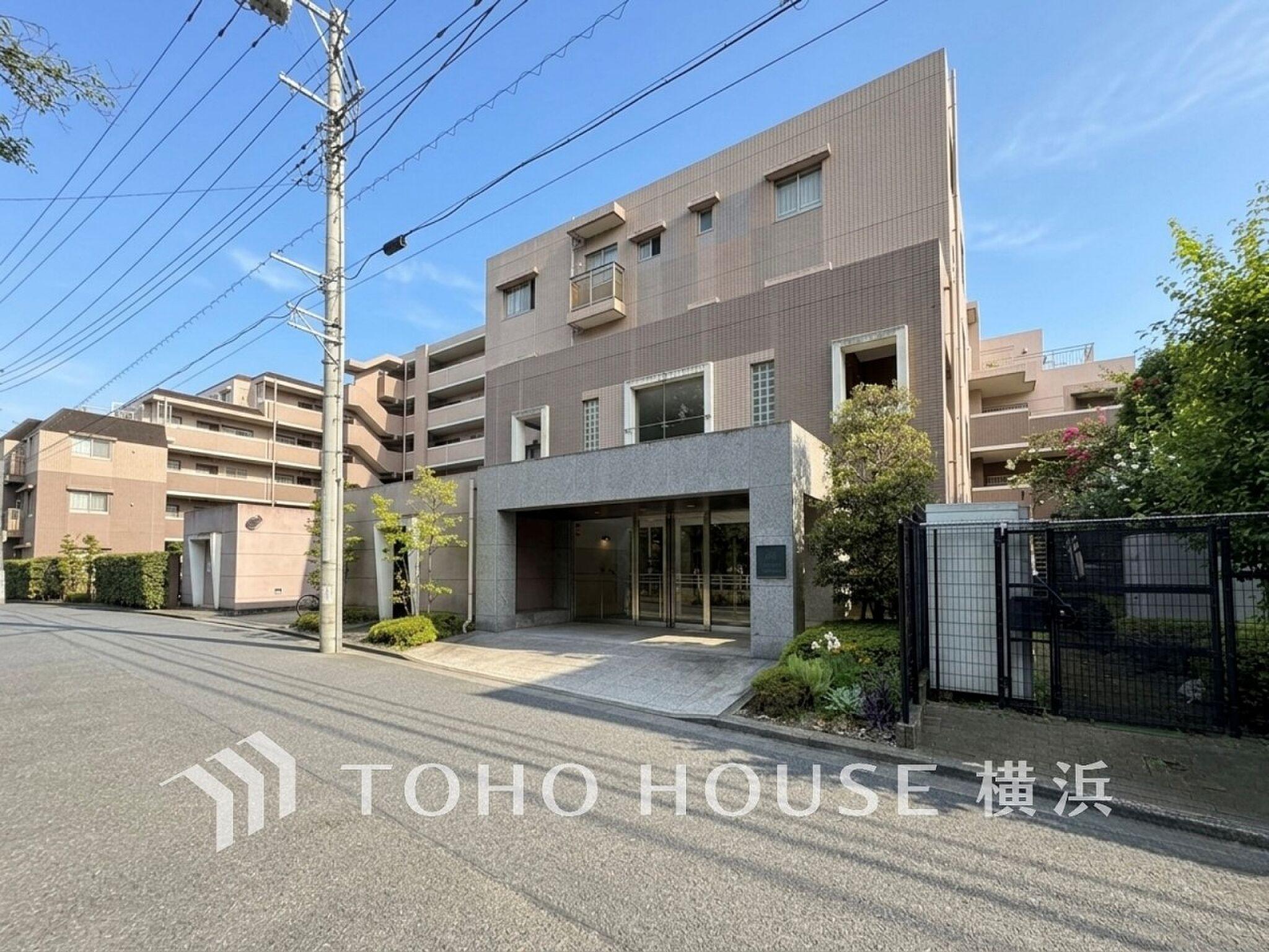 最上階、南向き。青空をそのまま抱き込む平場のルーフバルコニーで、朝の光から夕暮れまでを暮らしの一部にする