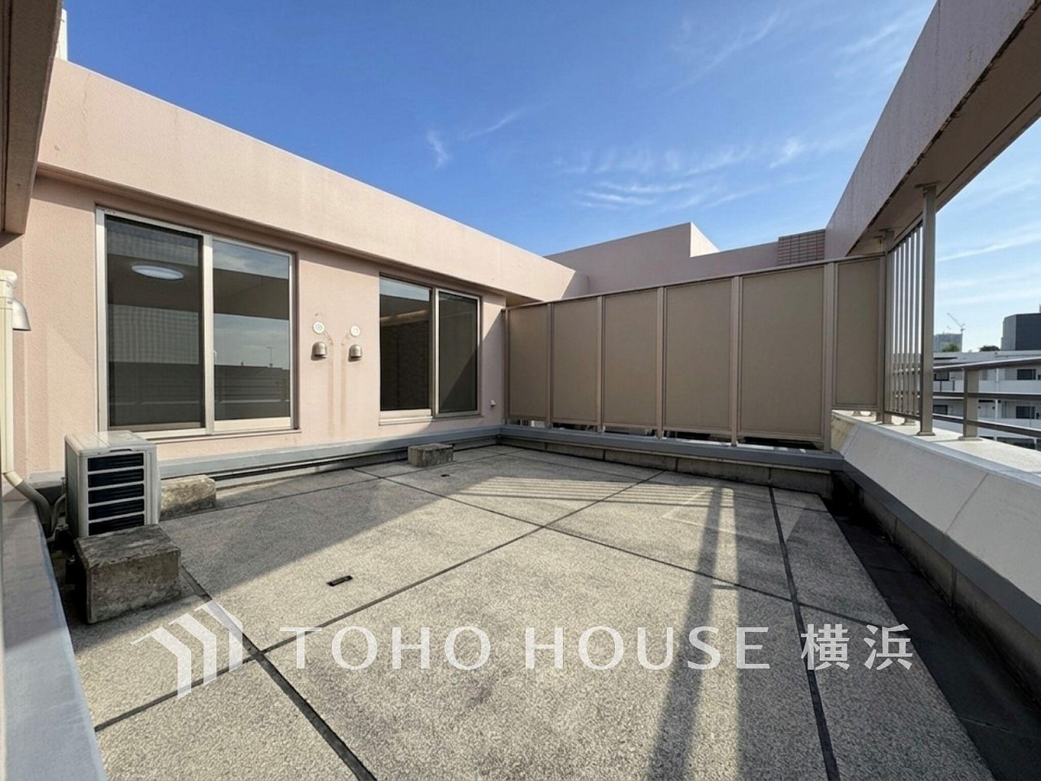 最上階、南向き。青空をそのまま抱き込む平場のルーフバルコニーで、朝の光から夕暮れまでを暮らしの一部にする