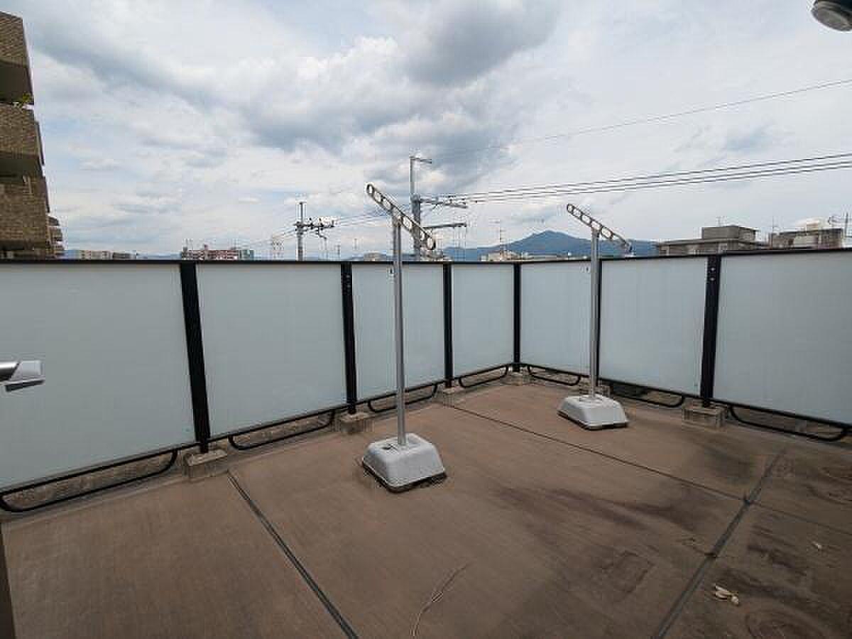 京都の空と山並みが正面に広がる、最上階メゾネットの屋上テラス