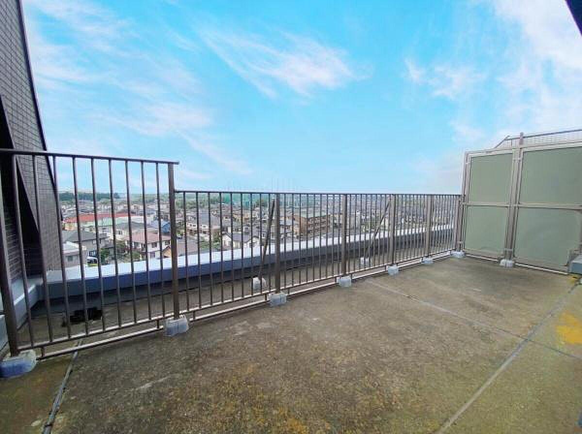 6階、50㎡の屋外と吹抜けリビングが同居する家