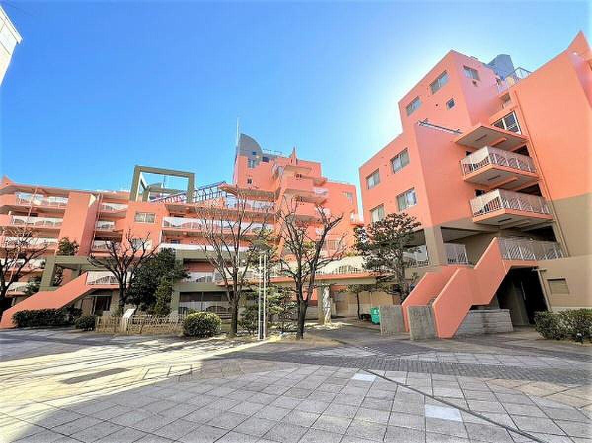 5階から7階へ、階段でのぼる先に約40㎡の空。三層メゾネットの屋上テラス暮らし