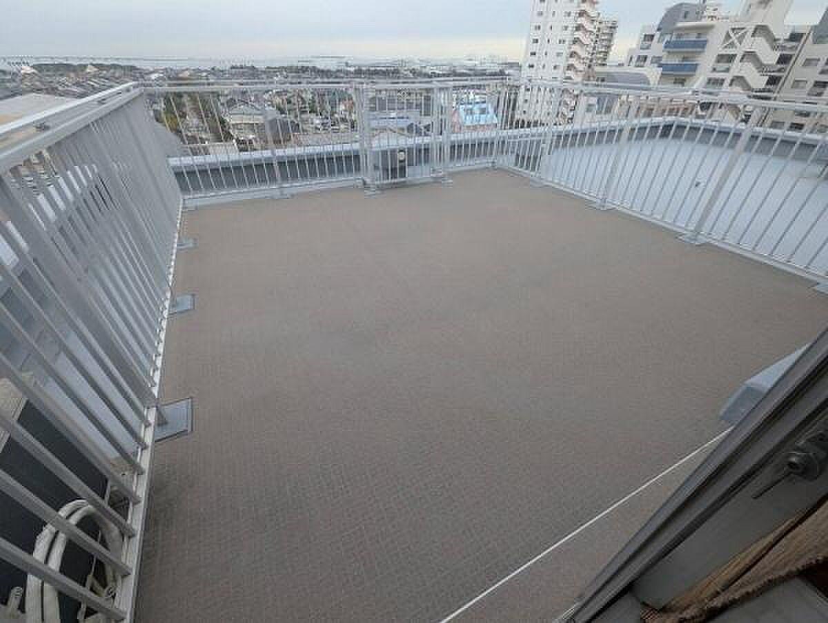 5階から7階へ、階段でのぼる先に約40㎡の空。三層メゾネットの屋上テラス暮らし