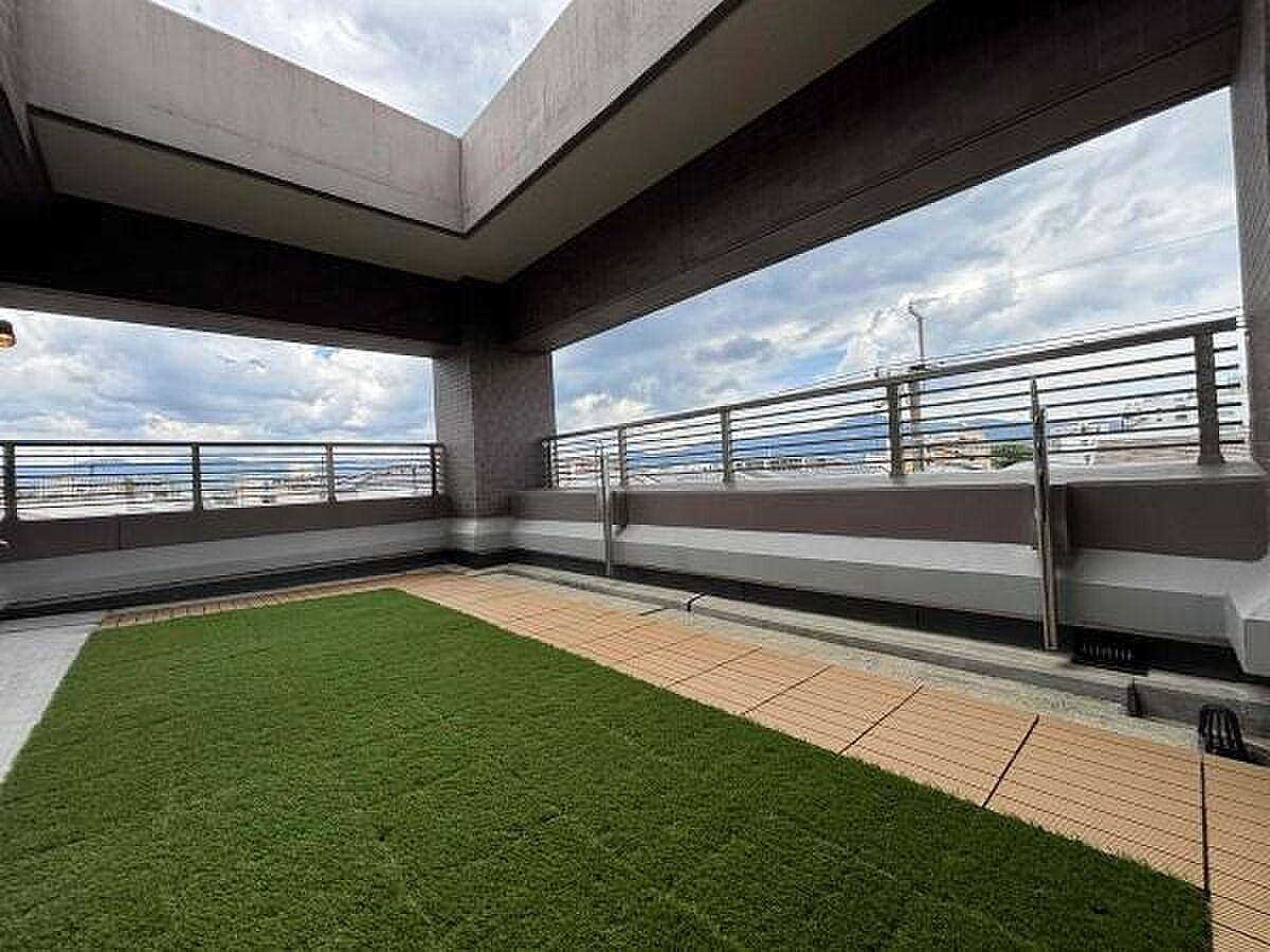88㎡の芝の上、庇の切り抜きから空が落ちてくる