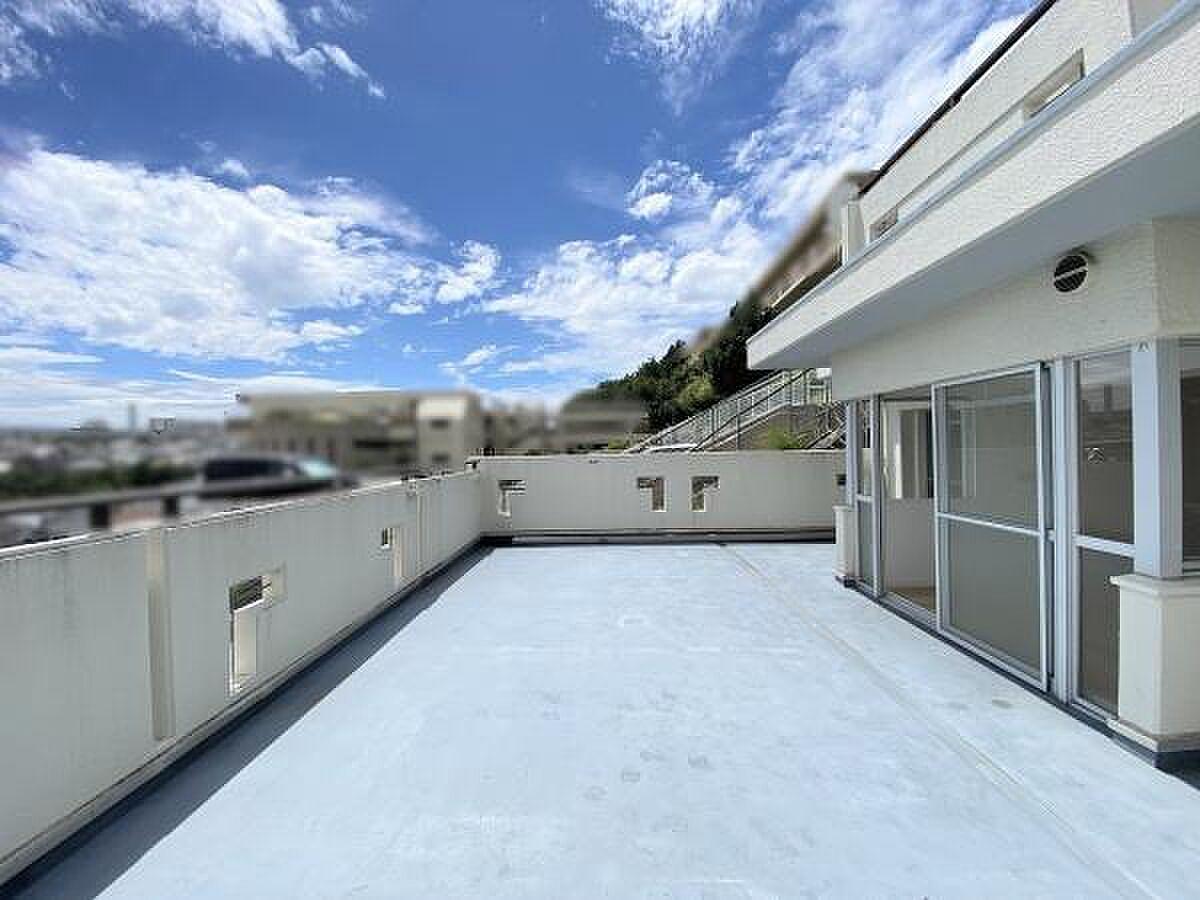 約46㎡、遠くまで見渡せる白い平場。ここからの暮らしを自分で描ける屋上テラス