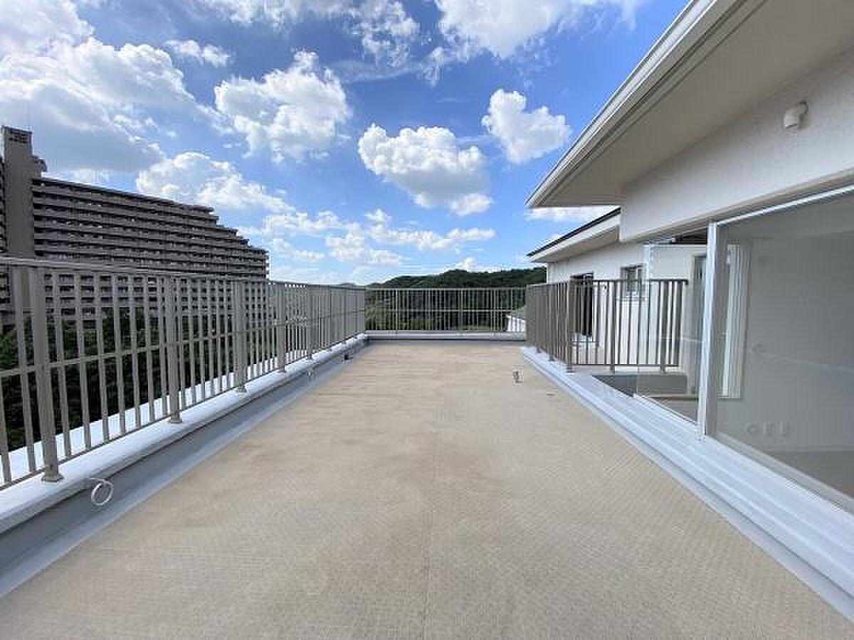 最上階メゾネット、空へ抜ける33㎡の細長いルーフバルコニー