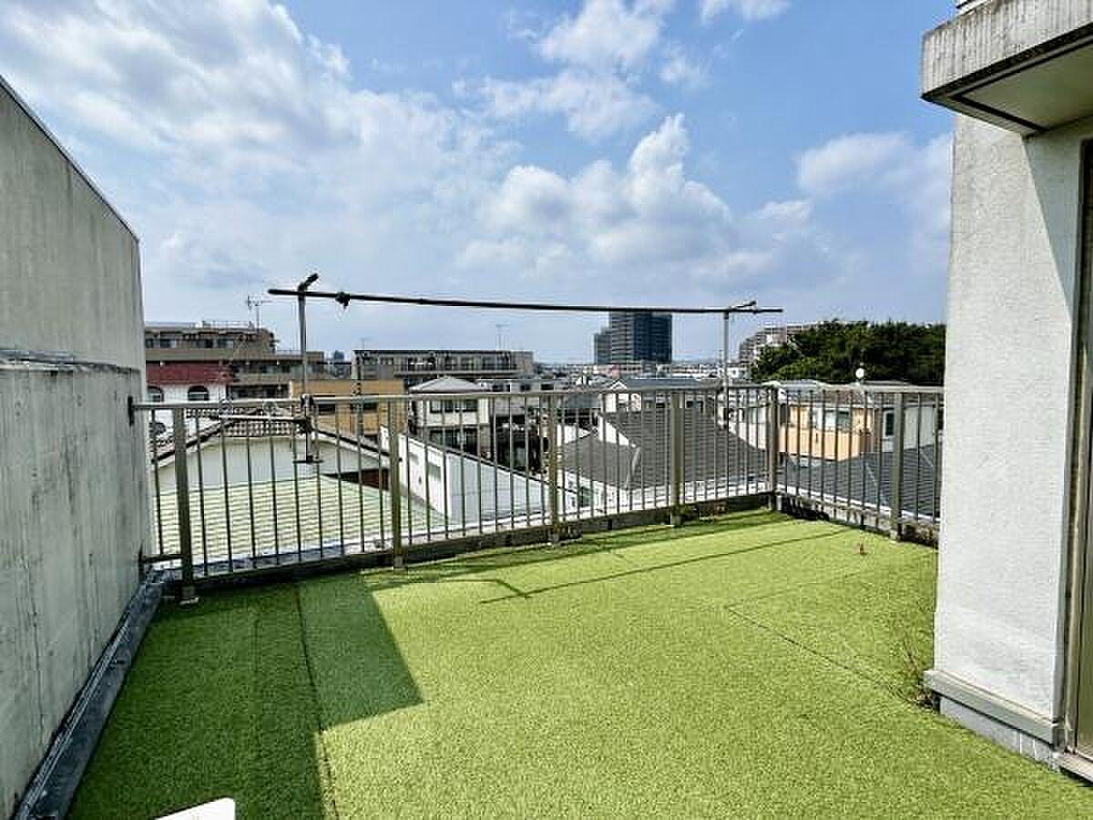 3階LDKからさらに上へ。人工芝28.4㎡の空の庭