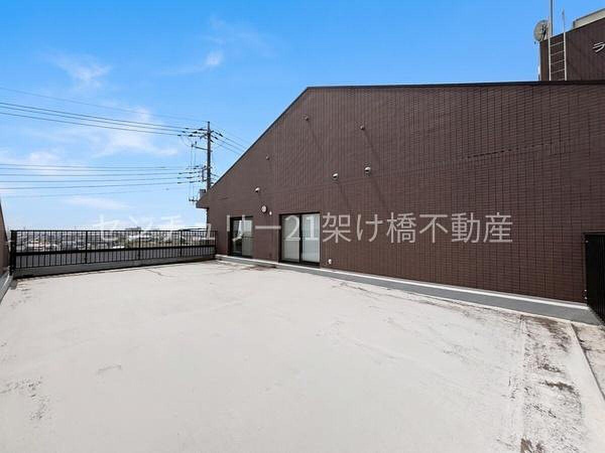 9階建ての最上階、22坪超の空。床いっぱいの日差しを、まるごと自分の庭にする暮らし