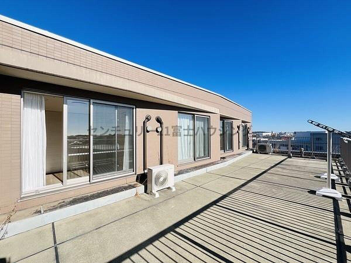 最上階、南向き52㎡。空だけが隣にある屋上の平場